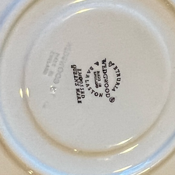 Wedgwood Cream on Lavender Dessert Plate or Saucer Set of 4 - Picture 6 of 8